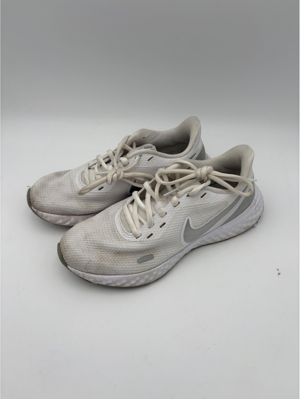 Nike Revolution 5 Woman’s 6.5 White and Gray Running Shoes Nike Sneakers - Picture 5 of 9